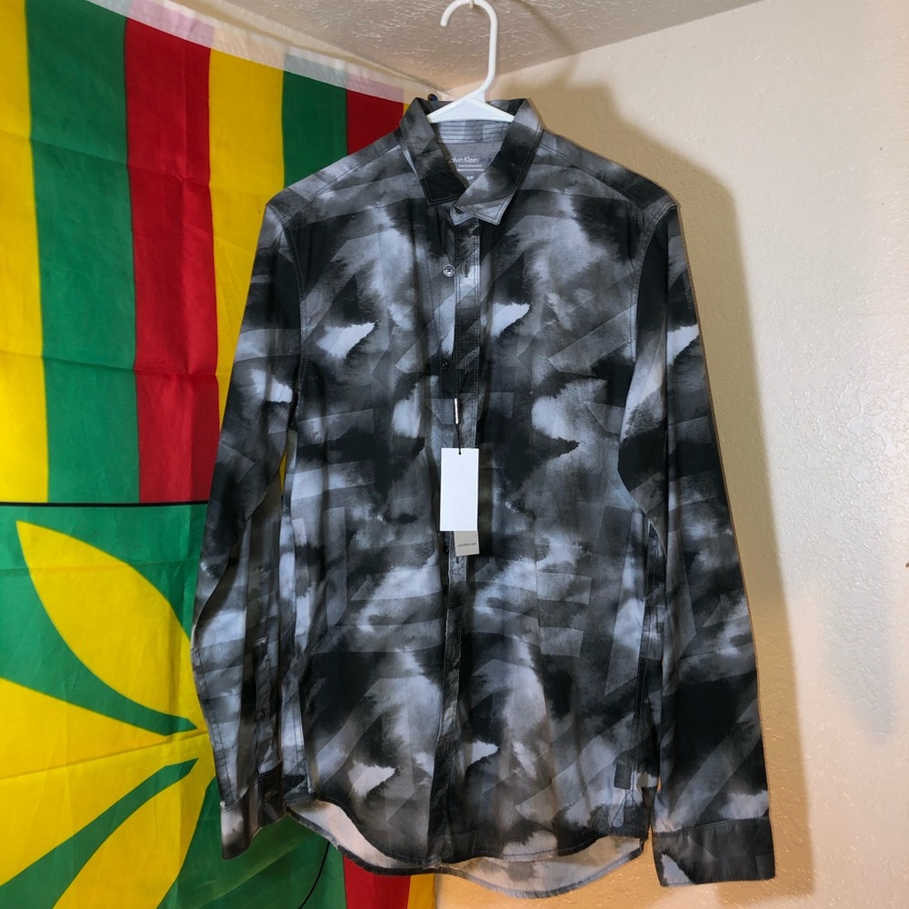 CALVIN KLEIN LONG SLEEVE BUTTON DOWN SHIRT